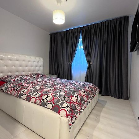 Апартаменты White & Elegant Luxury Apartament Крайова Экстерьер фото